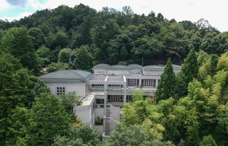 La Villa, qui domine Kyoto, est l’un des établissements de l’Institut français, comme la Villa Médicis, à Rome. Son nom vient du mont Kujoyama, sur lequel elle a été construite.