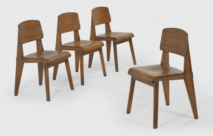 Ensemble de chaises Tout-Bois de Jean Prouvé (1941) vendues par Christies Paris en 2018.