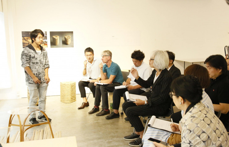 Ryohei Totsuka lors de la présentation de son projet à Nicolas Roche, directeur artistique de Roche Bobois et au jury.