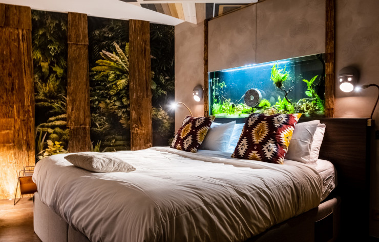 En plus des appliques Moooi, un aquarium illumine la tête de lit au Chalet Kaya.