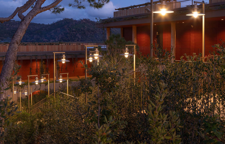Les espaces extérieurs de l’hôtel Lily of the Valley ponctués de lampes Sistema Polo (Martinelli Luce).