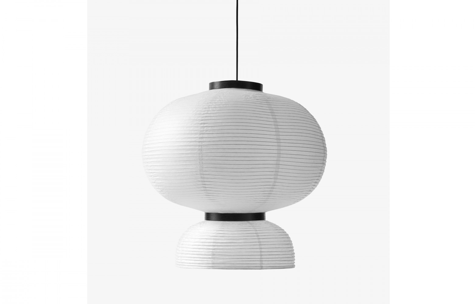 Suspensions Formakami JH5 de Jaime Hayon, en chêne et papier de riz, &Tradition, 217 € sur Madeindesign.com.