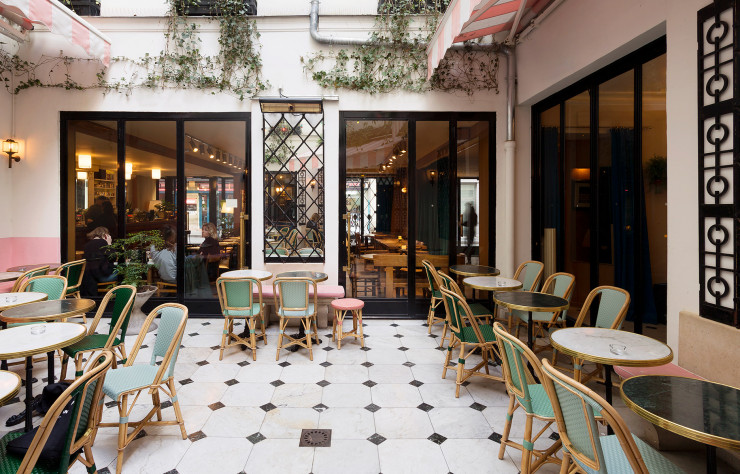 A l’hôtel Grand Amour, rue de la Fidélité, dans le Xe arrondissement de Paris. Du bar jusqu’au Book Bar, à la fois bibliothèque et nouvel espace événementiel, l’esprit Café Society des Années folles opère son grand retour.