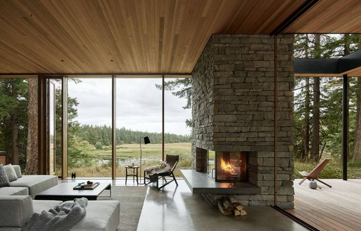 La sublime cheminée qui sert aussi de séparation entre le salon et la terrasse.