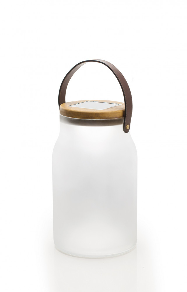 Lampe solaire Milk en teck naturel, verre sablé et cuir, design Emmanuel Gallina, 540 €. Ethimo.