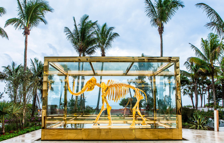 Le Faena Hotel Miami Beach accueille un bestiaire signé Damien Hirst, dont un squelette de mammouth doré, intitulé Gone But Not Forgotten, installé au bord de la piscine.