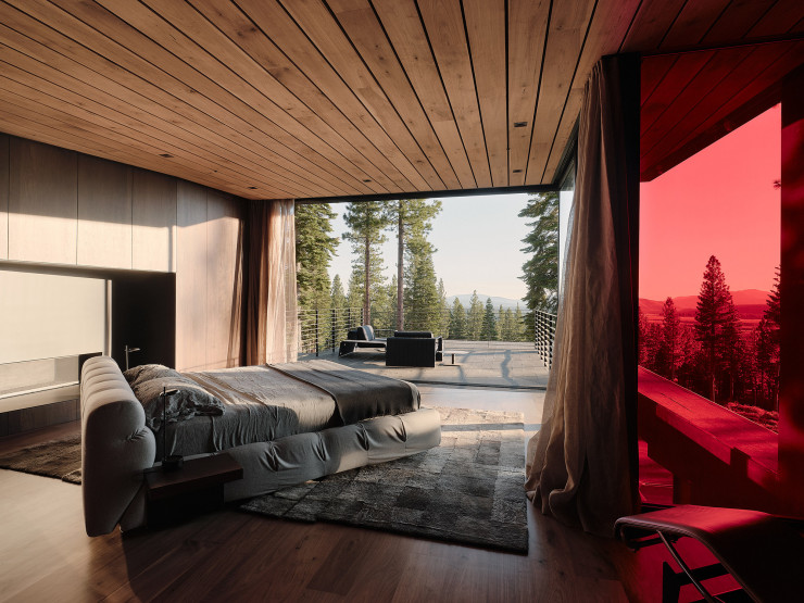 Avec sa grande terrasse et sa vitre orangée, la chambre parentale s’ouvre sur les forêts du Lac Tahoe.