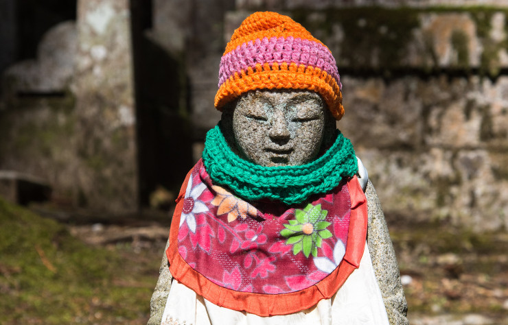 Jizo Bodhisattva, avec son bonnet tricoté, est le protecteur des enfants défunts, des faibles et des voyageurs.