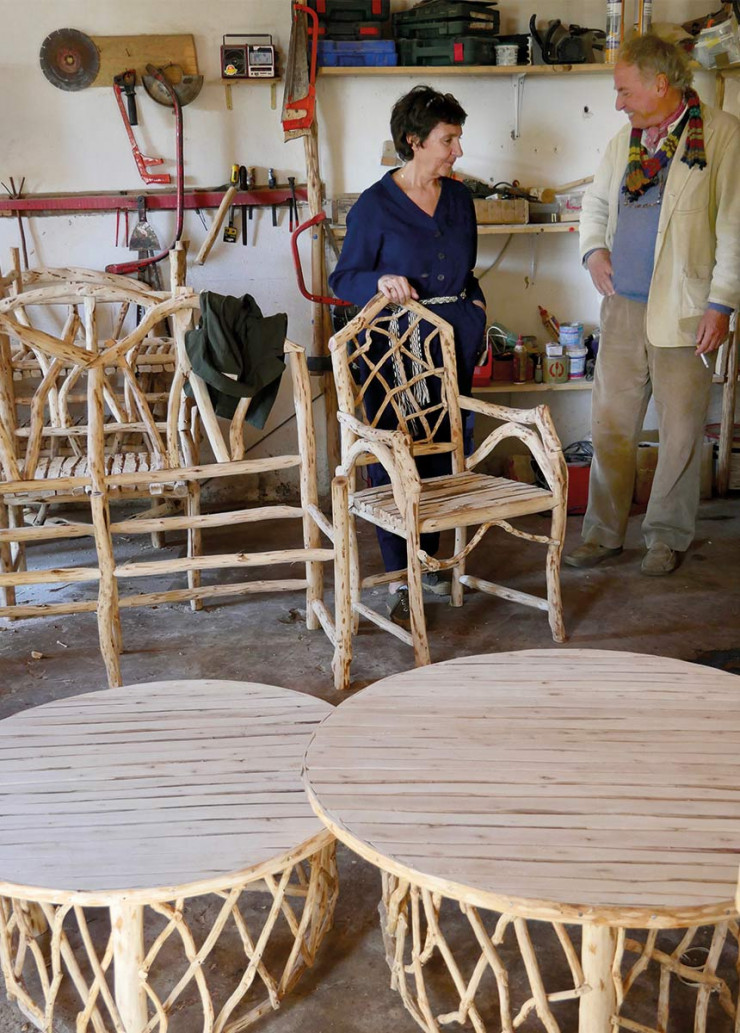 Umberto Pasti présente à Véronique Piedeleu les meubles réalisés à Rohuna.
