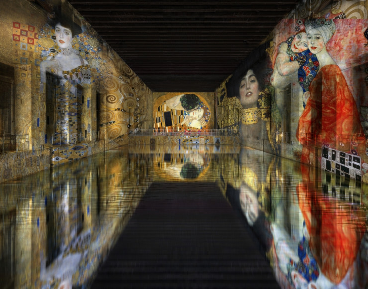 Jusqu’au 3 janvier 2021, les œuvres de Gustav Klimt s’étirent sur les quatre bassins de 110 mètres de long.