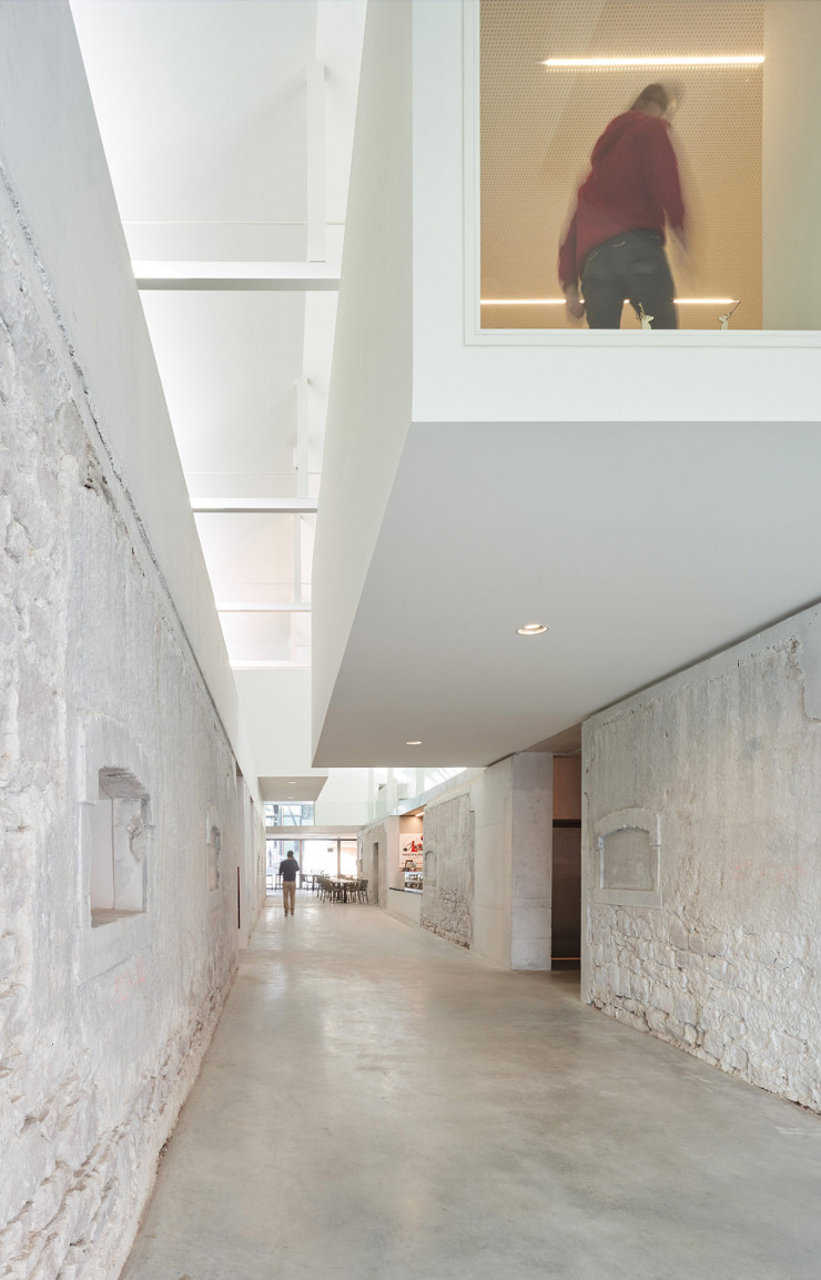 Un atelier de création émerge en porte-à-faux au-dessus de l’espace central, pensé comme une rue couverte par Dominique Coulon & Associés.