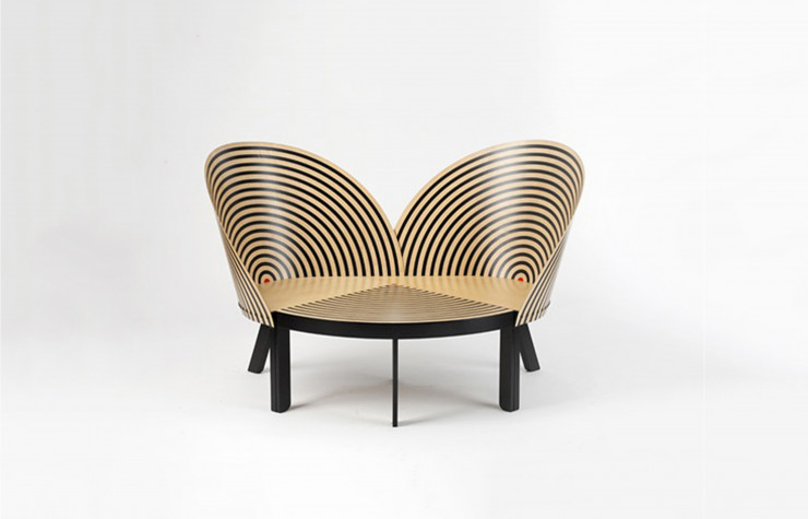 Depuis Copenhague où elle est revenue, Nanna Ditzel sort « A Bench for two », un fauteuil à double dossier qui apporte de la modernité à l’ébénisterie danoise.