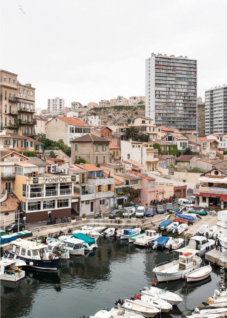 Marseille, ville de toutes les surprises, permettant d’embrasser dans une même perspective tant de strates urbaines, du petit port de pêche jusqu’au grand ensemble. Ici, sur la corniche Kennedy, le vallon des Auffes.