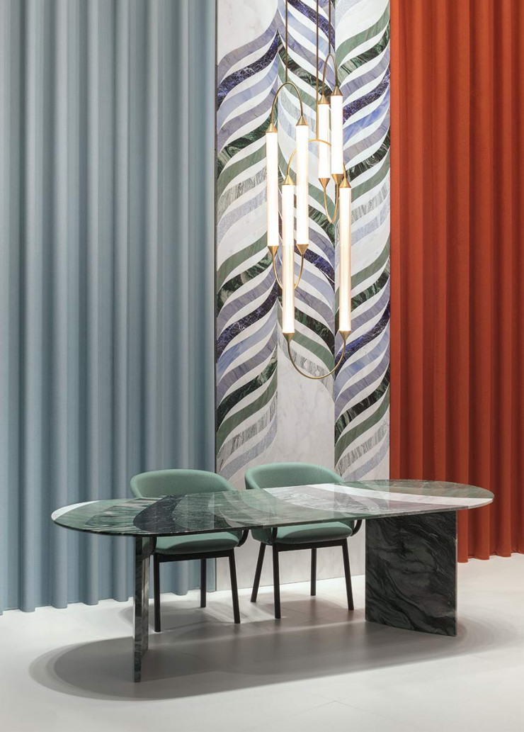 Pour la table Marea, en camaïeu de marbre vert, Patricia Urquiola a collaboré avec Budri comme avec un éditeur de mobilier. À l’arrière-plan, toujours dans la collection « Agua », le panneau mural Algas déploie ses ondulations multicolores.