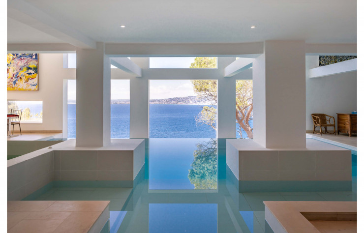 La maison possède une incroyable piscine intérieure à débordement, donnant sur la Méditerranée.