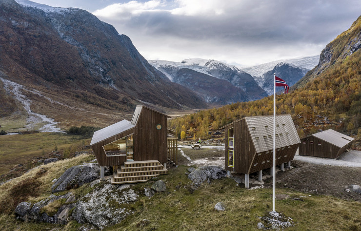 Solidement harnachés à leurs fondations en béton, les cabines en bois sont prêtes à affronter les rudes conditions climatiques du Jostedalbreen, le plus grand glacier d’Europe avec une superficie qui approche les 500 km2.