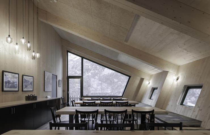 Salle des repas du refuge Tungestølen, inauguré l’année dernière par l’agence norvégienne Snøhetta.