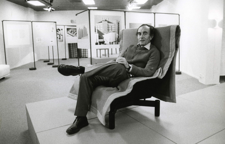 Vico Magistretti, (1920-2006), maestro du design italien dans son fauteuil Simbad.