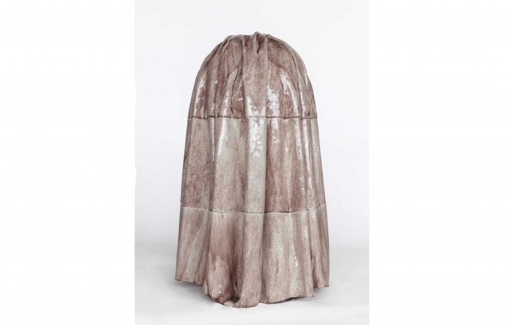 Le poêle façon jupe plissée de Marie Fillipa Janssen rappelle la jupe d’Elizabeth Borluut par Van Eyck.