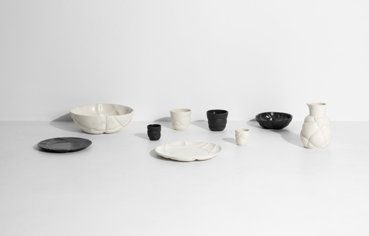 Partenariat avec la maison Revol, « Succession »  est un service en porcelaine culinaire dessiné par le studio Färg & Blanche pour Petite Friture.