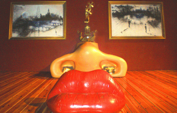Visage de Mae West pouvant être utilisé comme appartement surréaliste, une oeuvre réalisée en 1974 par Salvador Dali, d’après un collage de 1936.