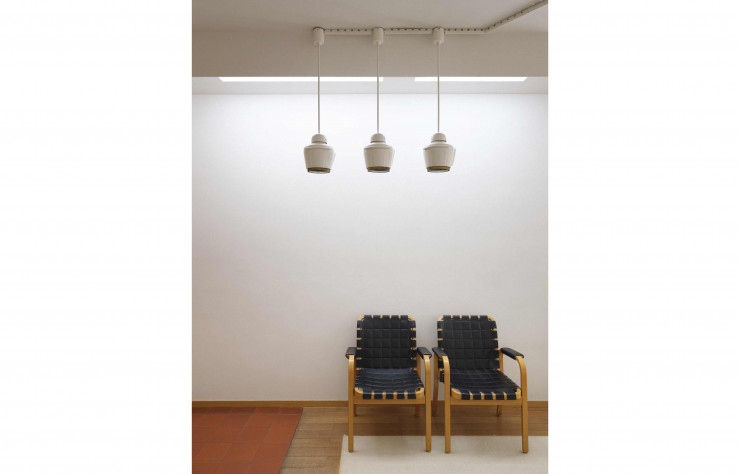 À l’intérieur aussi Alvar Aalto à eu carte blanche pour meubler l’espace. Ici les fauteuils 615 sont éclairés par les suspensions dessinés spécialement pour la maison.