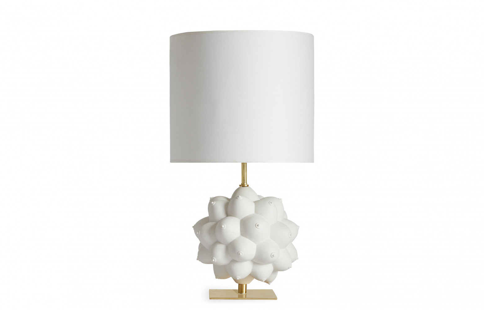 Lampe de table Georgia en laiton et porcelaine, 993,80 €. Jonathan Adler chez Made in Design.