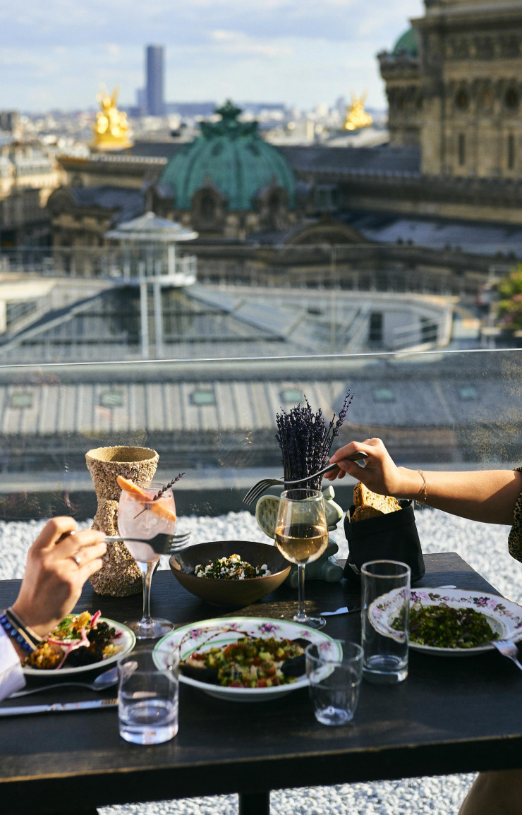 Repas avec vue chez Créatures, sur l’une des plus belles terrasses de Paris.