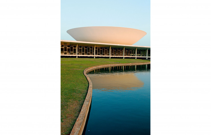 La coupole concave du Parlement occupe la majeure partie du bâtiment principal du Congrès, dessiné par Niemeyer.
