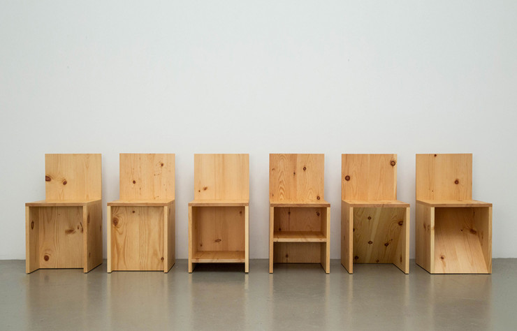Donald Judd, suite de six chaises en bois brut.