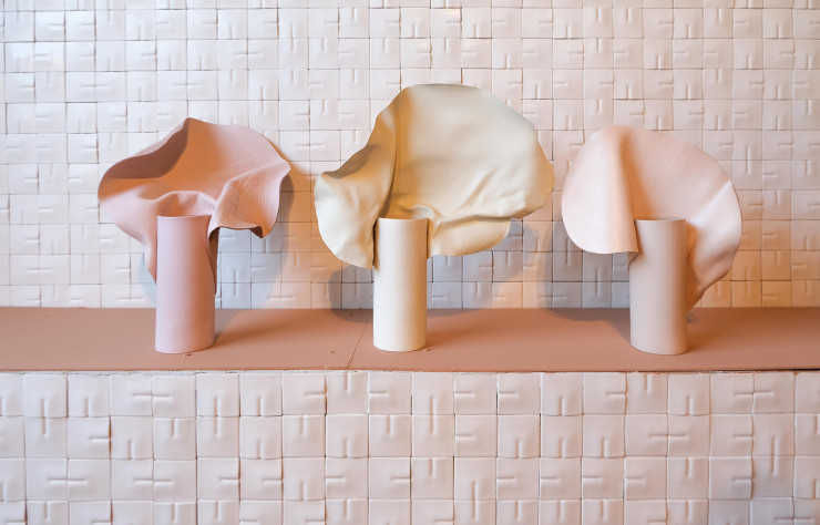 En attendant de présenter sa suspension à Paris, maison Archik consacre une petite exposition au studio Foam dans son enceinte marseillaise, avec des carreaux de céramique et des vases conçus par sa fondatrice, la designer Caroline Venet.