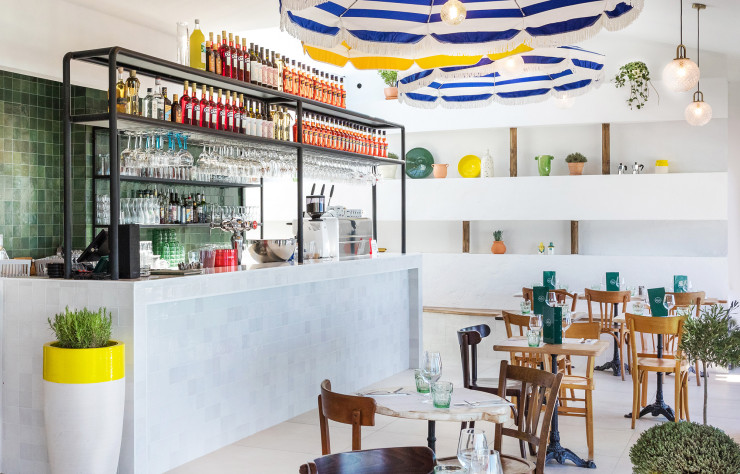 Dans sa salle intérieure, le restaurant recrée l’esprit de la côte amalfitaine des années 50-60.