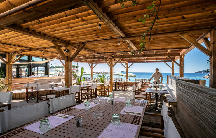Avec sa belle terrasse de 100 couverts, Il Parasole di Marco offre une vue splendide sur la Côte d’Azur.