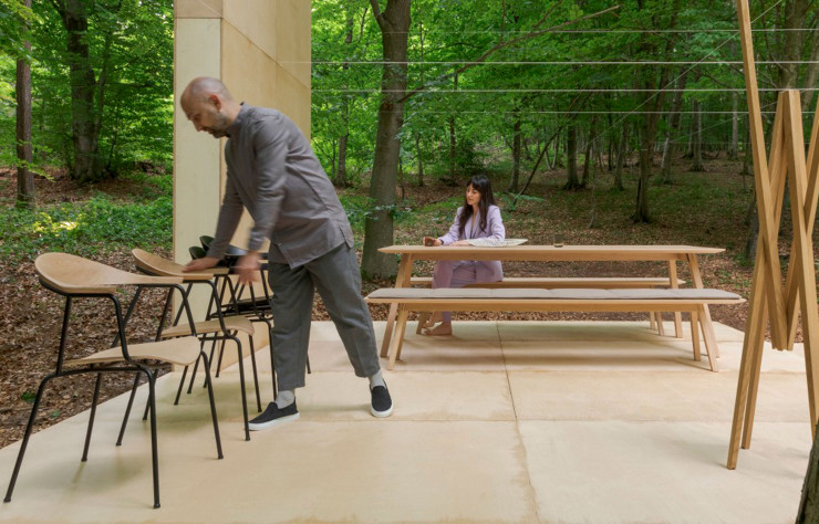 Les chaises « Piun », la table et le banc « Monk » (Design : Grupa)