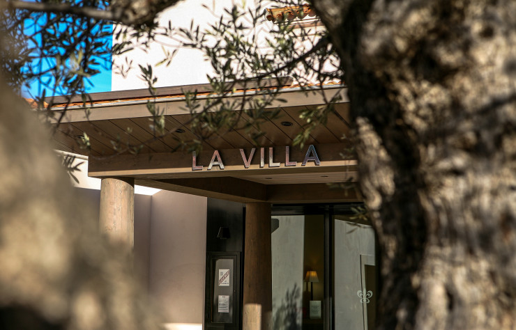 La Villa Calvi affiche un luxe discret dès son accueil.