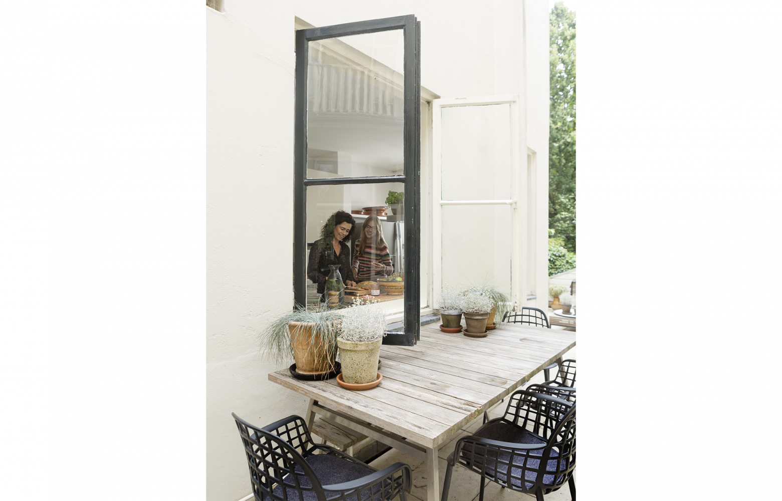 La cuisine s'ouvre sur la terrasse. Chaises Kubu (Dutchbone).