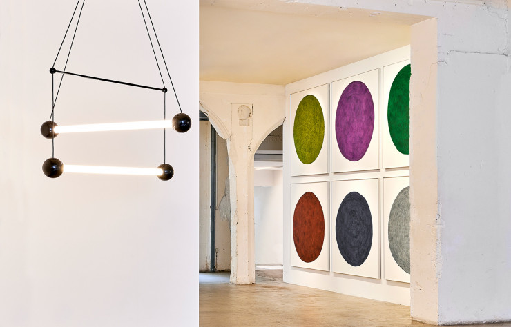 une série de 6 cercles colorés accueillie visiteur de l’exposition de Pierre Charpin.