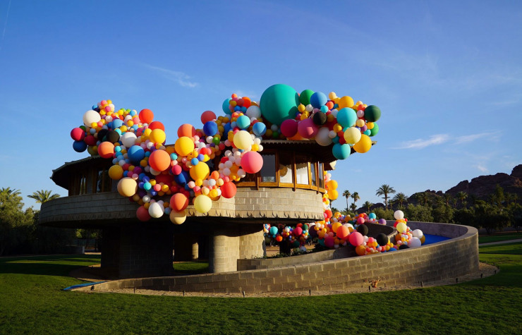 Pour le 150e anniversaire de la naissance de Wright, une installation de 15 000 ballons reprenant le motif emblématique « March Balloons » a été mise en place.