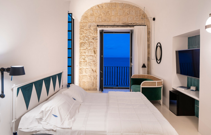 À l’hôtel Miramare,à Ischia, l’esprit méditerranéen selon Giuliano Andrea Dell’Uva s’incarne dans des têtes de lit en céramique, des murs blancs, et se confronte à la modernité imprégnée d’Histoire du mobilier Gebrüder Thonet Vienna.