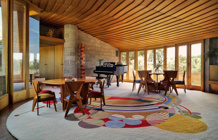 Au centre du salon, une reproduction du tapis au motif Match Balloons, conçu par Frank Lloyd Wright.