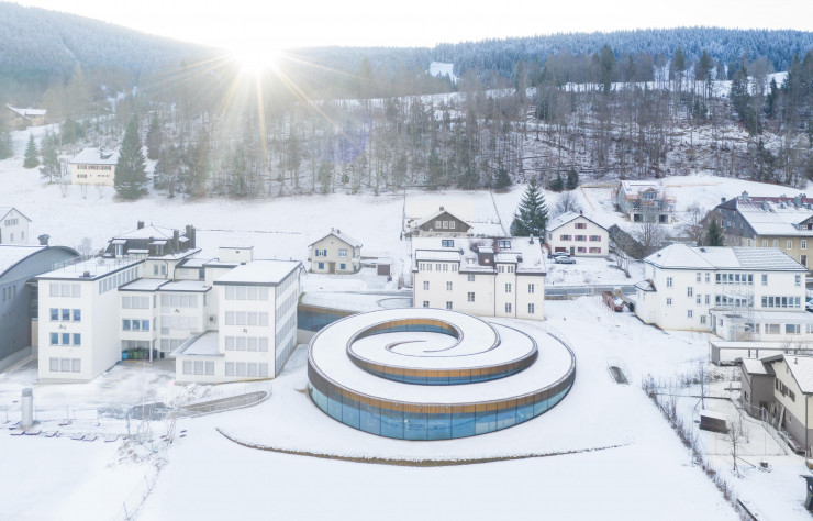 L’audacieuse architecture signée BIG, l’agence de Bjarke Ingels, est un bel hommage au mouvement horloger avec son interprétation du principe du ressort spiral.