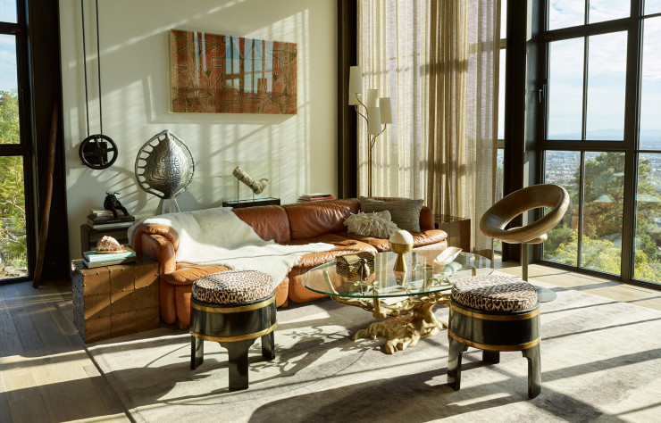 Canapé en cuir du designer Alberto Rosselli et fauteuil Anel signé Ricardo Fasanello.