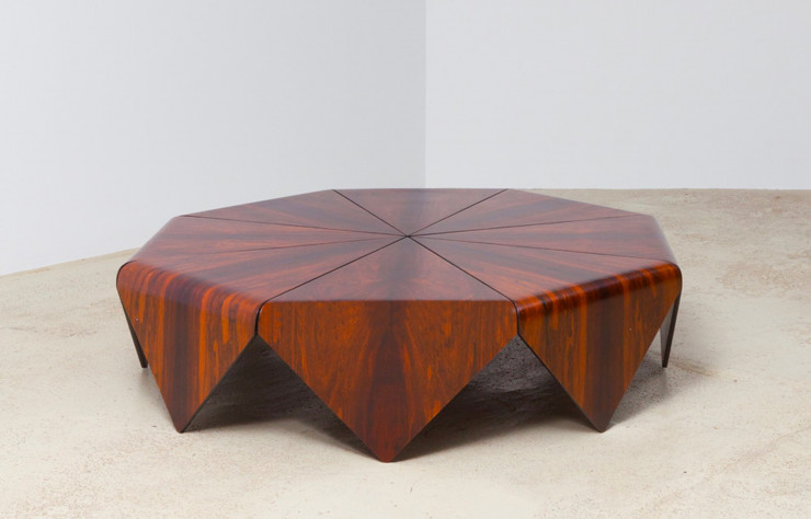 C’est avec les chutes d’un autre projet et en s’inspirant de l’origami japonais que Jorge Zalszupin a réalisé la table basse Petalas en 1962.