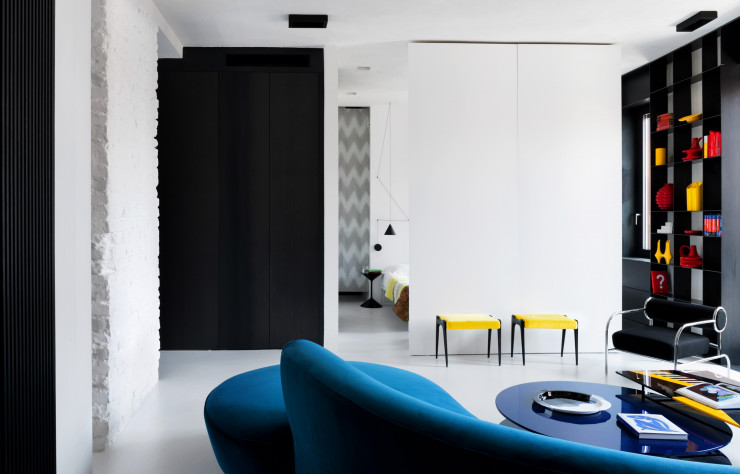 Tout ce qu’aime Giuliano Andrea Dell’Uva se retrouve chez lui : des murs qui ont des choses à raconter, le design, le jaune et le bleu de la mer.