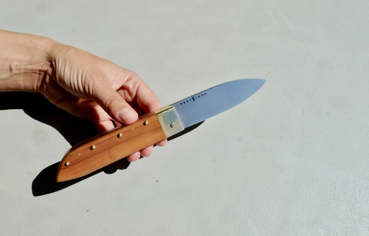 Le couteau Pretziada est fabriqué par Sergio Frongia, un artisan de l’île.