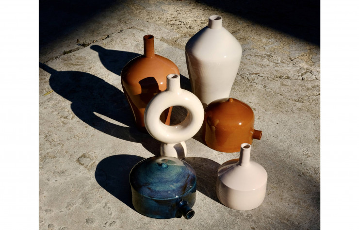 « Abba Est Vira », une collection de vases réalisée en collaboration avec les céramistes sardes Walter et Elvio Usai.