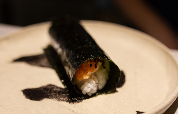 Le handroll d’Onii San au tartare de saumon.