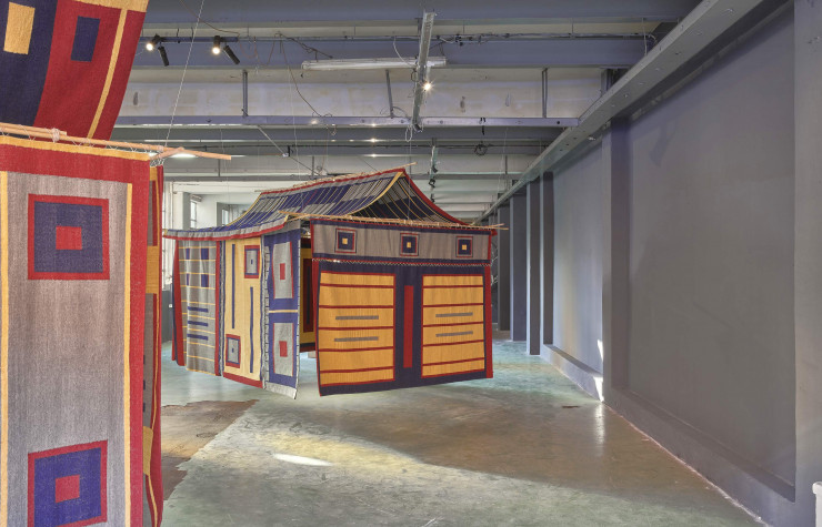 L’installation de Michele de Lucchi et de sa garde rapprochée, des architectures de tapis.