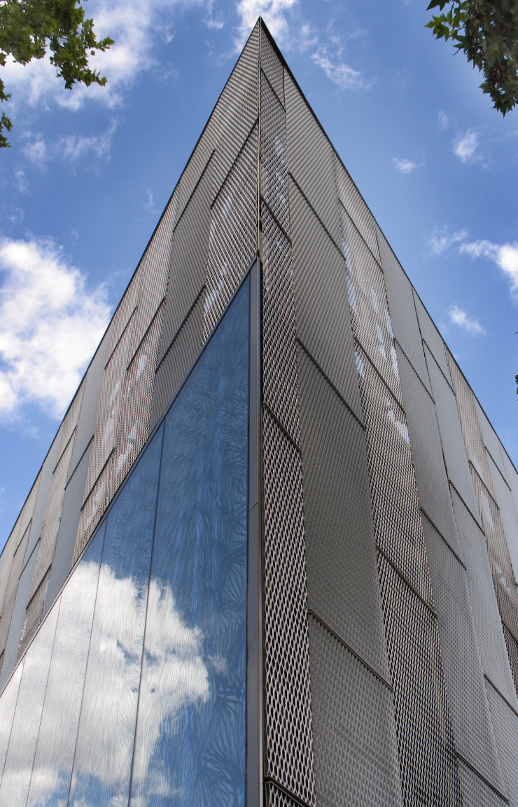 Perspective anguleuse sur le Stephen Lawrence Centre à Londres.