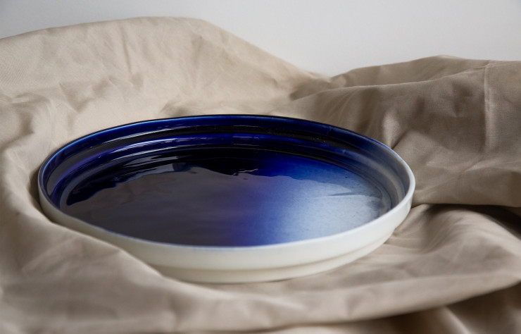 Assiette plate aux nuances de bleu de Céline Salomon (Atelier Zû).